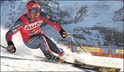 Dans quelle discipline sportive Luc Alphand s'est-il illustré avant d'être pilote automobile ?