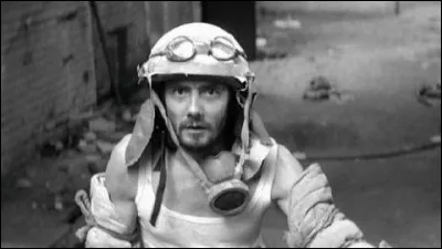 Année : 1983 
Genre : Anticipation 
Acteurs : Pierre Jolivet, Jean Reno
Indices : Apocalypse/Muet/Médecin/Colosse.
Quel est ce film ?