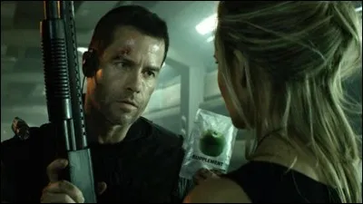 Année : 2012
Genre : Science-fiction
Acteurs : Guy Pearce, Maggie Grace
Indices : Prison/Sommeil/Fille/Mutinerie. 
Quel est ce film ?