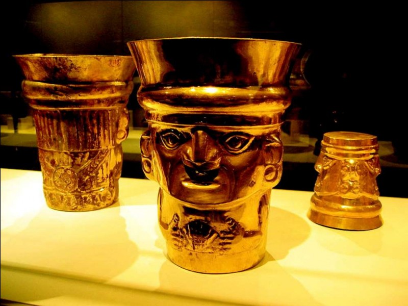 Ce bel ensemble en or en forme de gobelet, a été découvert à Lambayeque, au Pérou. Les archéologues les ont datés du IXe au XIe siècle. Cette culture a existé VIII au XIVe siècle : elle signifie maison de la lune en dialecte régional. Plus tard, elle fut assimilée par les Incas.Trouvez les objets qu'ils ont fabriqués :
