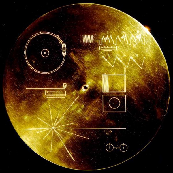 Objets d'une autre époque mais historiques et en or : il faut inclure deux disques phonos embarqués à bord des sondes Voyager 1 et 2 par la NASA pour une importante mission. Ils sont une capsule temporelle, contiennent des collections de sons et des images qui, espère-t-on, seront un jour vues par une vie intelligente. Comment s'appellent ces objets qui contiennent les salutations de la Terre ?