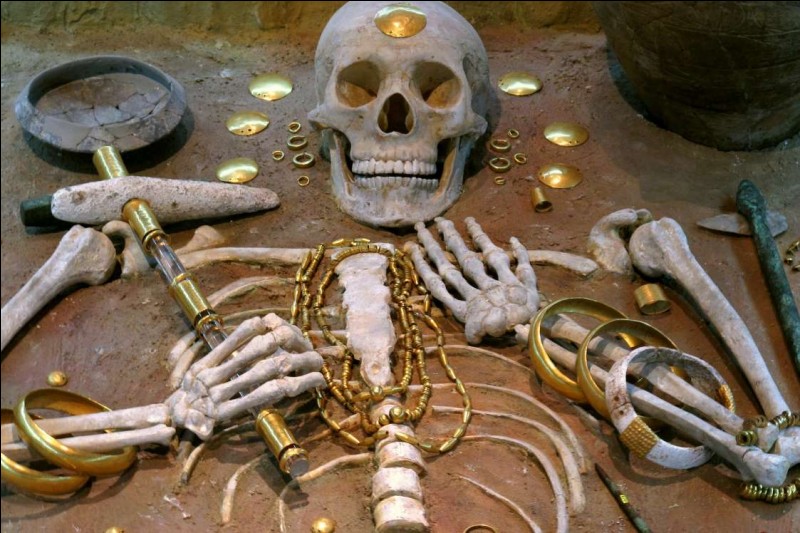 Sur ce site en Bulgarie, en 1972, un des plus vieux trésor en or du monde a été découvert : au total 294 tombes contenant un grand nombre d'objets en provenance de ce lieu de sépulture datant de 4569–4340 av. J.-C. Les trouvailles en or ont un poids de 6,5 kg pour 3000 objets. Des squelettes ont été trouvés dont certains dans une position étirée. D'où provient la reconstitution photographiée ?