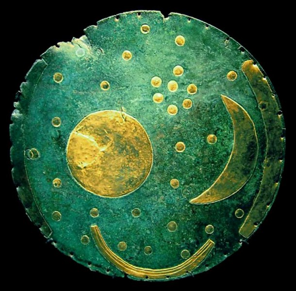 Découverte exceptionnelle, datée d'environ 1600 avant notre ère, cet extraordinaire disque de bronze est la plus ancienne conception du cosmos connue. Il est incrusté de représentations dorées du soleil ou d'une pleine lune, soit d'un croissant et beaucoup d'étoiles.Jamais les archéologues n'auraient pu imaginer trouver une représentation céleste de cette époque.Quel est le nom de ce trésor ?