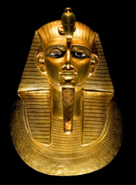 C'est le troisième pharaon de la XXIe dynastie : il a reçu ce magnifique masque funéraire à sa mort, vers 1001 av. J.-C. Cette tombe royale a été découverte par l'égyptologue français Pierre Montet en 1940.Quel est ce pharaon dont vous voyez le masque funéraire, qui a dirigé l'Égypte au 2e millénaire, pendant l'une des périodes les plus troublée de l'Égypte ancienne ?