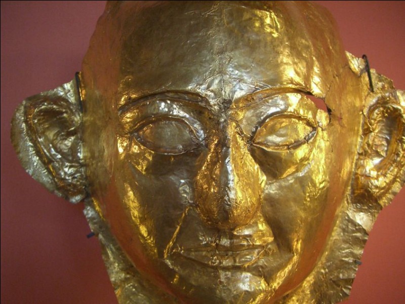 Masque mortuaire en or trouvé à Saqqarah sur la momie du fils de Ramsès II, qu'on retrouve maintenant au Louvre : '' Tous les masques funéraires égyptiens en or n'ont pas la splendeur de celui de Toutânkhamon. Celui du fils de Ramsès II, en est la preuve. Une mince feuille d'or (un dixième de millimètre d'épaisseur) aux contours irréguliers reproduit sans finesse.''Le nom du fils de Ramsès II :