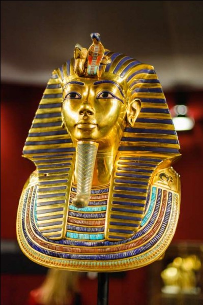 Ce trésor archéologique a été trouvé par l'égyptologue Carter en 1925 : il s'agit peut-être de la pièce la plus connue et célèbre à travers le monde. Ce masque fut fabriqué à partir de deux couches d'or de nombreux carats et pesant 10,23 kg. Le front est orné de deux emblèmes, une tête de vautour pour la Haute-Égypte et le cobra pour la Basse.Quel était le pharaon à qui était destiné ce masque ?