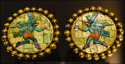 Ces bijoux remontent à la civilisation Moche : bref, il s'agit d'une civilisation féodale raffinée qui vivait dans les 800 premiers siècles de notre ère, le long de la côte nord du Pérou. Ces boucles d'oreille sont finement parées de coquillages, de turquoise et de malachite. Quels sont ces exhibits qui témoignent d'une brillante maîtrise de la joaillerie :