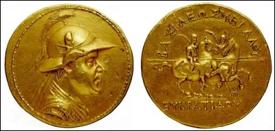 Nous voyons la plus grande et la plus lourde pièce d'or jamais frappée dans l'Antiquité. La pièce pèse 169,2 g et a un diamètre de 58 mm. La grande série de pièces de monnaie que possédait ce roi (-175 à -150) suggère un règne d'une importance considérable qui a été cependant atténué par les guerres.
Trouvez l'item représenté :