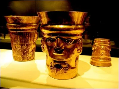 Ce bel ensemble en or en forme de gobelet, a été découvert à Lambayeque, au Pérou. Les archéologues les ont datés du IXe au XIe siècle. Cette culture a existé VIII au XIVe siècle : elle signifie maison de la lune en dialecte régional. Plus tard, elle fut assimilée par les Incas.Trouvez les objets qu'ils ont fabriqués :