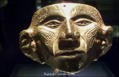 Malgré le pillage chronique de ses trésors, la Colombie offre la plus importante collection en or au monde. C'est l'or colombien qui a donné naissance au mythe de l'« El Dorado ».
Le musée de l'or met en évidence cette richesse et les traditions de cette civilisation, qui habitaient ses vallées et ses montagnes.
Où trouve-t-on ce masque typique ?