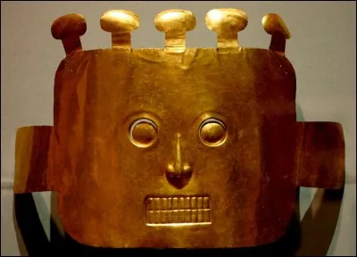 L'artéfact provient de tombes d'une civilisation précolombienne de la vallée du rio Cauca, en Colombie : il s'agit d'une culture régionale d'un style différent, datée entre 200 av. J.-C et 200 après J.-C. Leurs objets en or témoignent d'une rare maîtrise des techniques de travail du métal précieux.
Identifiez l'objet en provenance de ces lieux :