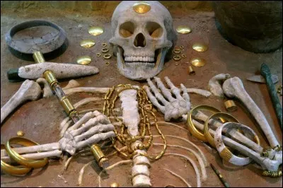 Sur ce site en Bulgarie, en 1972, un des plus vieux trésor en or du monde a été découvert : au total 294 tombes contenant un grand nombre d'objets en provenance de ce lieu de sépulture datant de 4569–4340 av. J.-C. 
Les trouvailles en or ont un poids de 6,5 kg pour 3000 objets. Des squelettes ont été trouvés dont certains dans une position étirée. D'où provient la reconstitution photographiée ?
