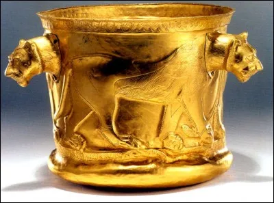 Baptisée d'après une région historique d'Iran, cette pièce a été mise au jour près de Kalardasht, dans la province de Mazandaran, au nord du pays : à cette époque, Mazandaran faisait partie de l'une des provinces les plus importantes.
Quant à cette pièce, elle date du début du neuvième siècle avant notre ère. Quel est le nom de cet item ?