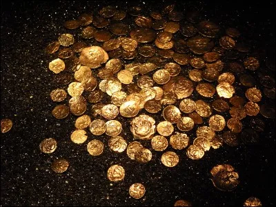 On le trouve au Musée de Bretagne. Il s'agit d'un ensemble de 545 pièces de monnaies gauloises découvert sur le site archéologique de Rosquelfen, commune de Laniscat, en Bretagne. Ces pièces ont été évaluées datées du Ier siècle avant notre ère, juste avant les troubles liés à la conquête romaine de Jules César sur la Gaule.
Quel nom porte le plus important trésor monétaire découvert en Armorique?