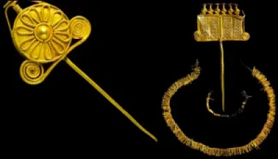 Les bijoux les plus célèbres sont les deux diadèmes qui se trouvaient dans le trésor A. Le plus petit (à gauche) a un ruban étroit et long : il est fait d'une simple feuille d'or. Les chaînettes au centre sont plus courtes que celles des côtés : à la seconde chaîne est pendu un réseau de chaînes avec plus de plaquettes en forme d'écailles serrées.
À quoi associez-vous cet ensemble légendaire ?