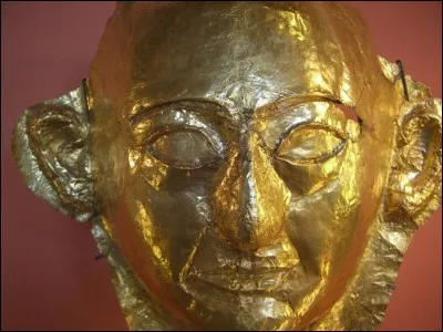 Masque mortuaire en or trouvé à Saqqarah sur la momie du fils de Ramsès II, qu'on retrouve maintenant au Louvre : '' Tous les masques funéraires égyptiens en or n'ont pas la splendeur de celui de Toutânkhamon. Celui du fils de Ramsès II, en est la preuve. Une mince feuille d'or (un dixième de millimètre d'épaisseur) aux contours irréguliers reproduit sans finesse.''
Le nom du fils de Ramsès II :