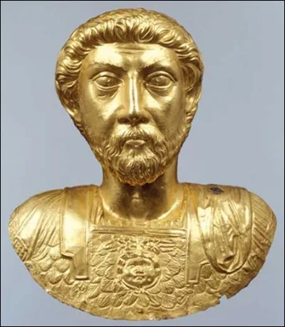 Il existe d'autres exemplaires à cette effigie : comme le buste aux dimensions importantes et en or massif, conservé à Avenches, en Suisse et les autres, dont un en Tunisie.
Toutefois, la valeur de cette pièce, en rapport de son importance historique, est proprement inestimable : il existe en effet peu de bustes romains ayant échappé au recyclage.
Qui est l'empereur romain ici représenté ?