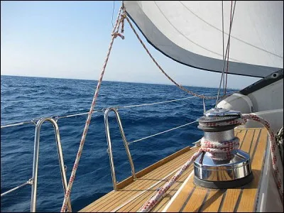 Si je vous dis : « aide appréciée par l'équipage d'un voilier », vous répondez :