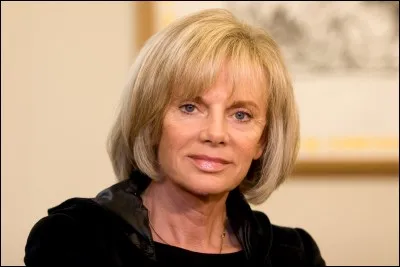 Cette femme politique elle a été plusieurs fois ministre. Elle a été la première femme nommée à la tête d'un ministère régalien en France lorsqu'elle est devenue garde des Sceaux, ministre de la Justice, en 1997 : c'est ...