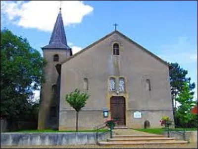 Nous sommes en Lorraine devant l'&eacute;glise Saint-Luc de Pomm&eacute;rieux. Village de la vall&eacute;e de la Seille, il se situe dans le d&eacute;partement ...