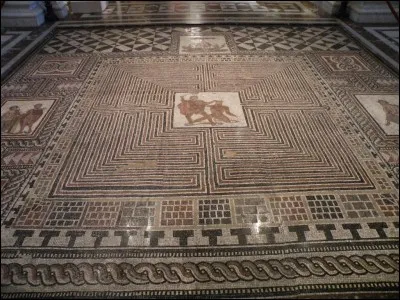 Dans la mythologie grecque, quel animal légendaire est mi-homme, mi-taureau ?