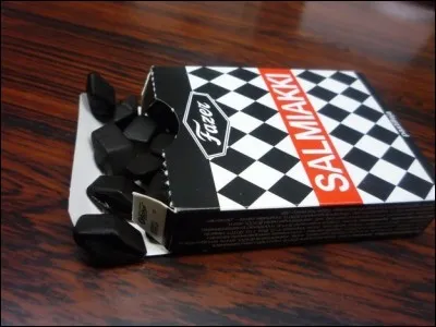 Quelle sucrerie finlandaise obtient-on lorsque l'on savoure de la réglisse avec du chlore d'ammonium ?