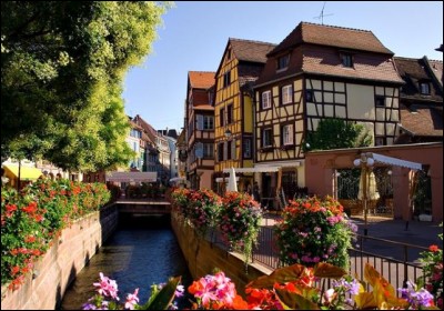 Strasbourg est une ville se situant dans le Bas-Rhin.