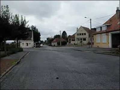 Je vous emmène dans les Hauts-de-France, à Éclineux. Village de l'arrondissement de Montreuil-sur-Mer, il se situe dans le département ...