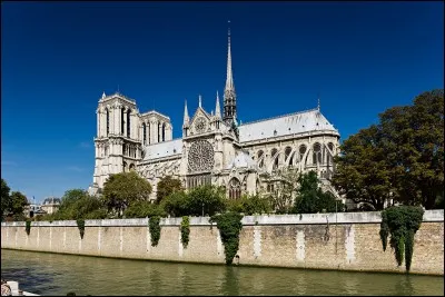 La chanson s'appelle "Belle", la photo devrait vous aider à trouver ce trio magique !