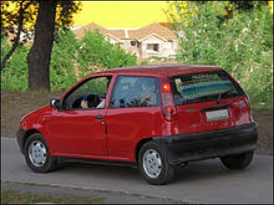 Je représente encore la marque Fiat. Élue en 1995, je suis la ...