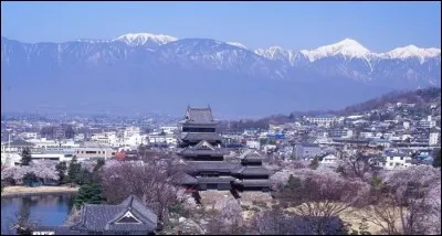 Cette ville de 240 000 habitants, située au coeur des Alpes japonaises et dominée par son château du XVIe siècle, c'est :