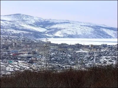 Cette ville de l'extrême orient russe, peuplée de 90 000 habitants, port sur la mer d'Okhotsk, c'est :
