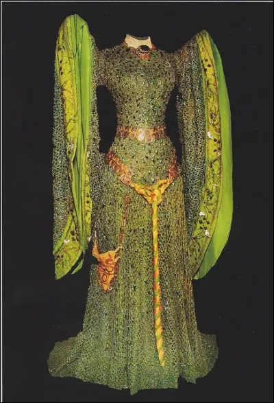 Cette robe, utilisée sur scène par la comédienne britannique Ellen Terry pour jouer Lady Mac Beth, a été récemment restaurée pour un coût de 110 000 livres. De quoi est-elle brodée ?