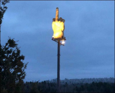 Ceci est un "doigt d'honneur" lumineux le soir, construit par un citoyen mécontent du maire de la ville. Dans quel pays peut-on procéder ainsi sur son terrain privé ?