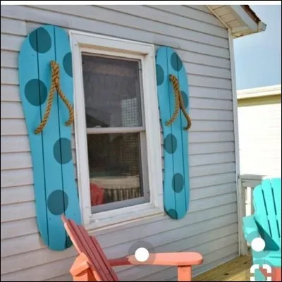 Pour ne penser qu'aux vacances, même la nuit, voici des volets en forme de tongs ! L'idéal, pour des rideaux sur le même principe, serait de suspendre... ?