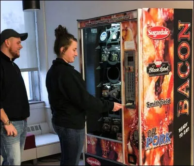 Si, si, vous ne rêvez pas, il s'agit d'un distributeur automatique de... bacon grillé ! Allez, sans problème, vous allez me dire où l'on trouve ce truc effarant ?
