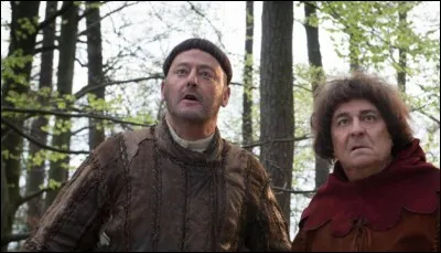 Avec qui Montmirail retourne-t-il dans le passé à la fin des "Visiteurs" ?