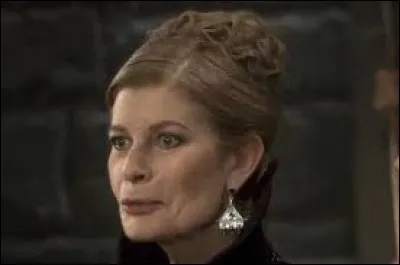 De qui Dame Cryda est-elle la sur ?