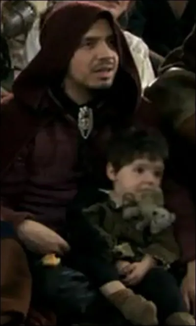 Qui est le jeune garçon sur les genoux d'Arthur ?