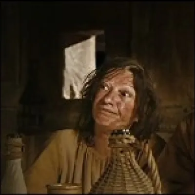 De qui cette femme est-elle la mère ?