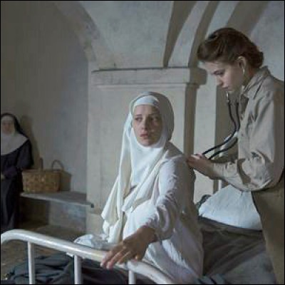 Quelle était la profession de Mathilde Beaulieu (Lou de Laâge) dans le film d'Anne Fontaine « Les innocentes » sorti en 2016 ?