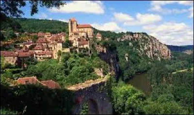 Perrine est une habitante de Saint-Cirq-Lapopie (Lot). Elle portent alors le gentilé ...