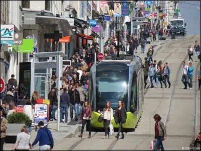 Combien y a-t-il d'habitants à Brest en 2016 ?