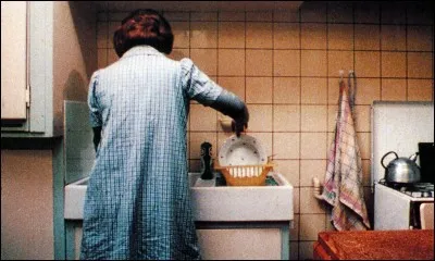 "Jeanne Dielman, 23 Quai du commerce, 1080 Bruxelles", film sur le quotidien pour éviter de penser, réalisé par Chantal Ackerman, dure plus de 2H30...