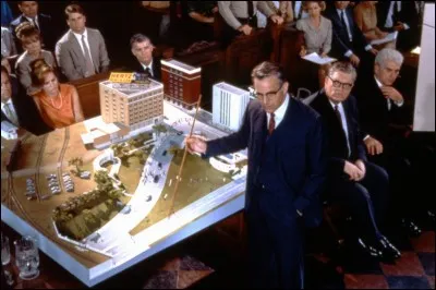 Dans le film "JFK" d'Oliver Stone de 1991, Kevin Costner interprète le fameux sénateur Warren président la Commission d'enquête dite Commission Warren...