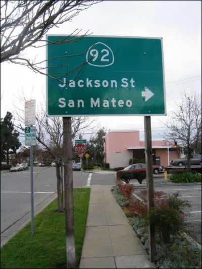 Quel est le nom de la rue dans laquelle il a grandi ?