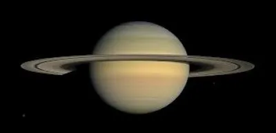 Qu'a-t-on trouvé au pôle Nord de Saturne ?