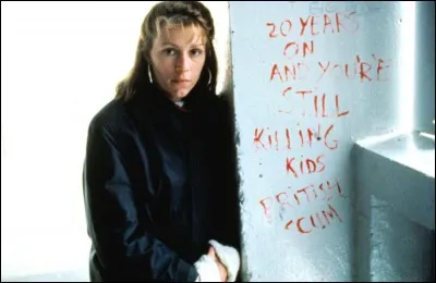 "Secret défense" (Hidden agenda en VO) est un film réalisé par Ken Loach, avec Frances McDormand, qui témoigne des méthodes utilisées pour porter au pouvoir certains plutôt que d'autres...