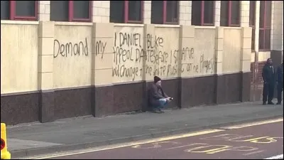 "Moi, Daniel Blake" de Ken Loach a obtenu la Palme d'Or au Festival de Cannes, et raconte le combat mené par un homme de 59 ans mis au chômage contre l'horreur de la privatisation des services publics d'aides sociales...