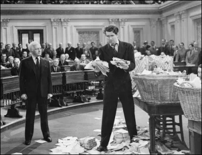 "Mr Smith au sénat", film de Frank Capra avec James Stewart met l'accent sur l'horripilante "discipline de groupe" et la corruption qui foutent en l'air la démocratie dans les Assemblées parlementaires...